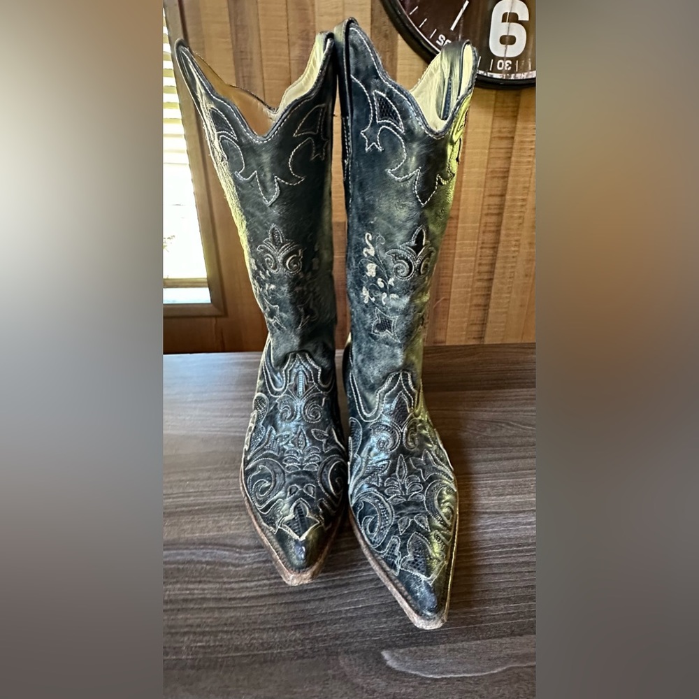 Women’s Black Lizard and Leather cowboy boots size 9
